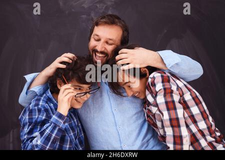 felice padre abbracciare figli momenti indimenticabili di gioia di famiglia in gara mista medio orientale famiglia araba Foto Stock