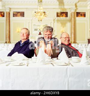 Il goodies commedia classica trio Tim Brooke-Taylor, Graeme Garden e Bill Oddie fotografati a Simpson in The Strand, Londra, Inghilterra, Regno Unito. Foto Stock