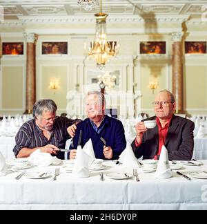 Il goodies commedia classica trio Tim Brooke-Taylor, Graeme Garden e Bill Oddie fotografati a Simpson in The Strand, Londra, Inghilterra, Regno Unito. Foto Stock
