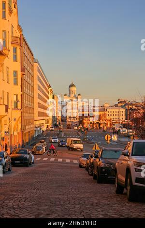 Auto e traffico lento a Eteläranta, Helsinki, Finlandia, nell'ora d'oro di una mattinata di novembre soleggiata. Cattedrale di Helsinki sullo sfondo. 2021. Foto Stock
