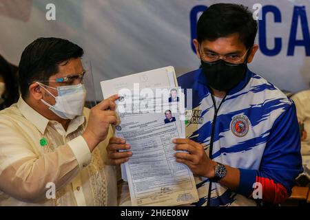 Manila, Filippine. 15 Nov 2021. I rappresentanti del presidente filippino Rodrigo Duterte mostrano copie del suo certificato di candidatura per senatore a Manila, nelle Filippine, il 15 novembre 2021. Il presidente filippino uscente Rodrigo Duterte lunedì ha depositato il suo certificato di candidatura per senatore nelle elezioni del maggio 2022. Credit: Rouelle Umali/Xinhua/Alamy Live News Foto Stock