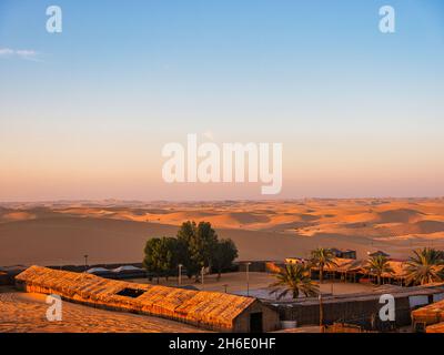 Tramonto nel deserto degli Emirati Arabi Uniti. Foto Stock