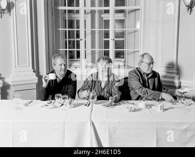 Il goodies commedia classica trio Tim Brooke-Taylor, Graeme Garden e Bill Oddie fotografati a Simpson in The Strand, Londra, Inghilterra, Regno Unito. Foto Stock