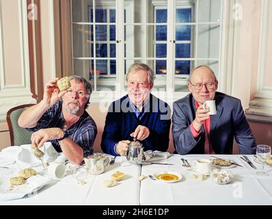 Il goodies commedia classica trio Tim Brooke-Taylor, Graeme Garden e Bill Oddie fotografati a Simpson in The Strand, Londra, Inghilterra, Regno Unito. Foto Stock
