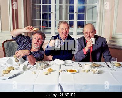 Il goodies commedia classica trio Tim Brooke-Taylor, Graeme Garden e Bill Oddie fotografati a Simpson in The Strand, Londra, Inghilterra, Regno Unito. Foto Stock