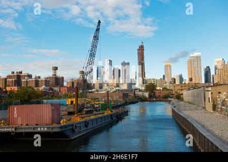 Chiatta sul canale Gowanus a Brooklyn, New York Foto Stock