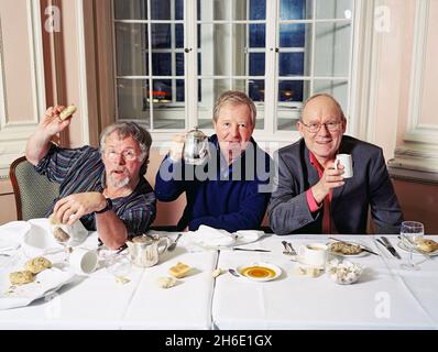 Il goodies commedia classica trio Tim Brooke-Taylor, Graeme Garden e Bill Oddie fotografati a Simpson in The Strand, Londra, Inghilterra, Regno Unito. Foto Stock