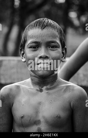 un povero ritratto di ragazzo indiano Foto Stock