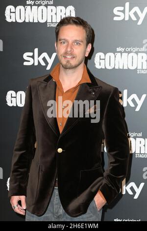 Roma, Italia. 15 Nov 2021. Arturo Muselli partecipa alla fotocellula della serie televisiva Gomorra stagione finale al teatro Brancaccio. Credit: SOPA Images Limited/Alamy Live News Foto Stock