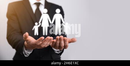 Tenere la mano giovane icona di famiglia. Assicurazione sulla vita familiare,supporto e servizi,politica familiare e supporto famiglie concepts.Happy Family Concept.Copy sp Foto Stock