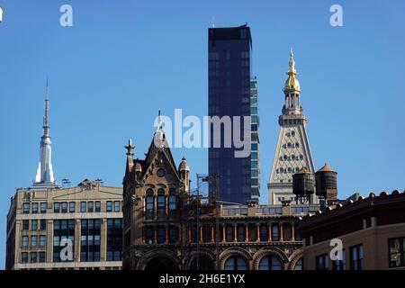 Guardando a nord da Union Square Park agli edifici della 23esima strada di Manhattan NYC Foto Stock