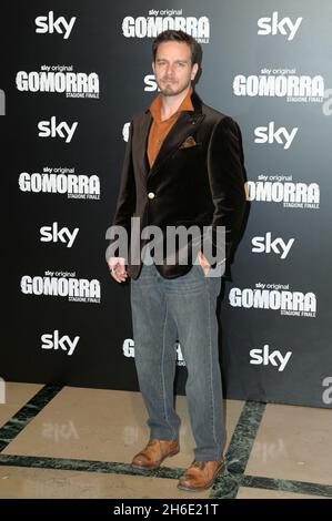 Roma, Italia. 15 Nov 2021. Arturo Muselli partecipa alla fotocellula della serie televisiva Gomorra stagione finale al teatro Brancaccio. Credit: SOPA Images Limited/Alamy Live News Foto Stock