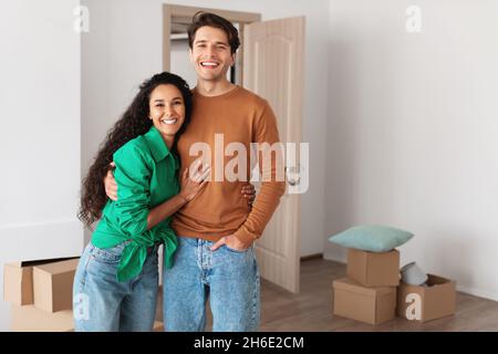Uomo e donna felici che si posano in un giorno in movimento Foto Stock