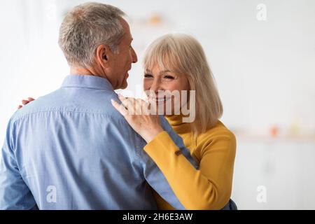 Amare la coppia anziana ballando celebrare l'anniversario a casa Foto Stock