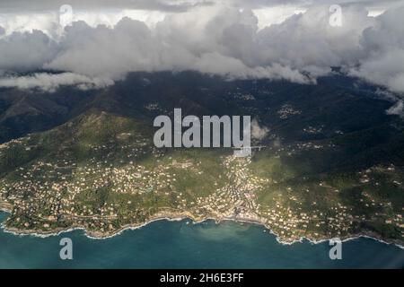 Recco Village genova vista aerea prima di atterrare su un panorama nuvoloso Foto Stock