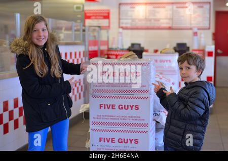 Tutti i bambini amano il fast food: Due grandi fan di Five Guys, Silicon Valley California Foto Stock