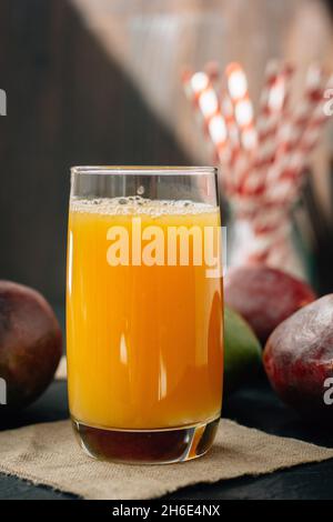 Succo di mango nel bicchiere, bevanda a base di frutta fresca Foto Stock