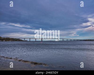 L'immagine è del ponte sospeso di Kessock sull'estuario del fiume Ness a Carnac Point a Inverness, nel nord della Scozia Foto Stock