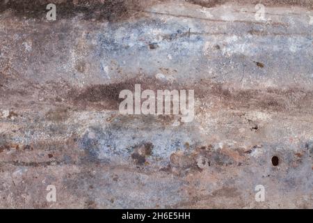 Una lamiera del tetto in acciaio ondulato arrugginita con fori in una vista ravvicinata Foto Stock