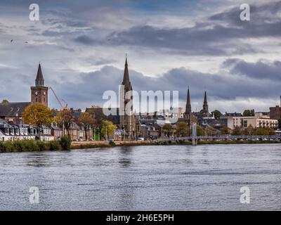 L'immagine guarda attraverso il fiume Ness nella storica città di Inverness, nel nord-est della Scozia, fino alle città molte chiese Foto Stock