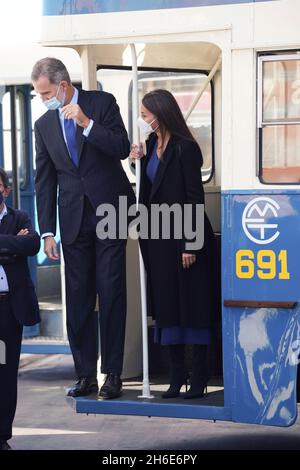 Madrid, Spagna. 15 Nov 2021. Re Felipe VI di Spagna e Regina Letizia di Spagna si sono visti durante la cerimonia di inaugurazione della commemorazione del 75° anniversario della creazione dell'Empresa Municipal de Transportes de Madrid (EMT Madrid). Credit: SOPA Images Limited/Alamy Live News Foto Stock