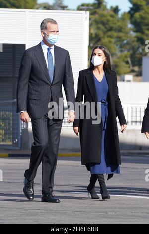 Madrid, Spagna. 15 Nov 2021. Re Felipe VI di Spagna e Regina Letizia di Spagna si sono visti durante la cerimonia di inaugurazione della commemorazione del 75° anniversario della creazione dell'Empresa Municipal de Transportes de Madrid (EMT Madrid). Credit: SOPA Images Limited/Alamy Live News Foto Stock