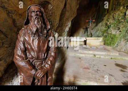 Scultura religiosa in legno nell'Hermitage di Sant'Antoine, Francia Foto Stock