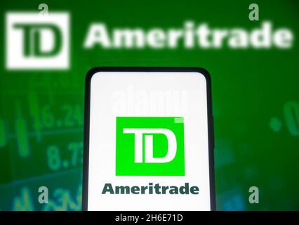 In questa foto è mostrato un logo TD Ameritrade Holding Corporation sullo schermo di uno smartphone e sullo sfondo. Foto Stock
