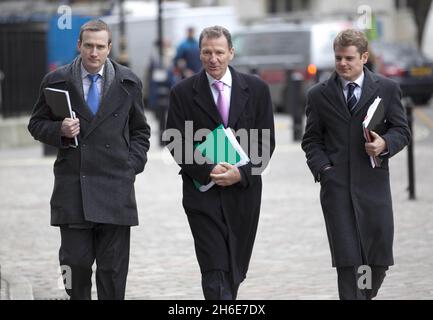 Gus o'Donnell è stato raffigurato al centro conferenze QEII di Londra per fornire le sue prove nell'inchiesta Chilcot Iraq Foto Stock