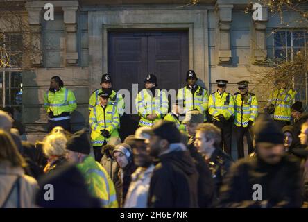 I manifestanti contro i tagli hanno portato Mare Street ad Hackney ad una posizione ancora il mercoledì sera, mentre hanno cercato di tempesta il municipio durante una riunione di bilancio del Consiglio di Hackney. Foto Stock