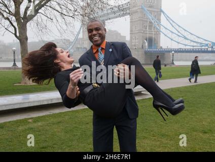 I leggendari Olympians Nadia Comaneci e Carl Lewis si uniscono al divertimento di una fotocall a Londra questa mattina per segnare esattamente 500 giorni per andare fino alla cerimonia di apertura di Londra 2012 e il giorno in cui il processo di applicazione apre per i biglietti per i Giochi Olimpici. Foto Stock