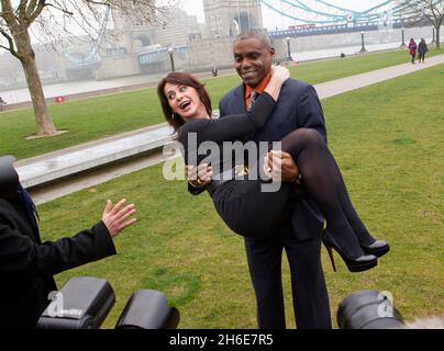 I leggendari Olympians Nadia Comaneci e Carl Lewis si uniscono al divertimento di una fotocall a Londra questa mattina per segnare esattamente 500 giorni per andare fino alla cerimonia di apertura di Londra 2012 e il giorno in cui il processo di applicazione apre per i biglietti per i Giochi Olimpici. Foto Stock