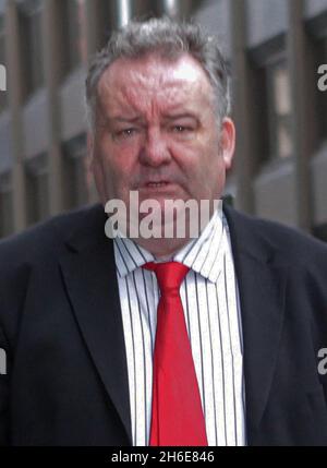 L'ex deputato laburista Jim Divine arriva all'Old Bailey di Londra questa mattina per la sua condanna per false spese. Foto Stock