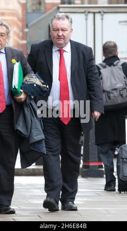 L'ex deputato laburista Jim Divine arriva all'Old Bailey di Londra questa mattina per la sua condanna per false spese. Foto Stock