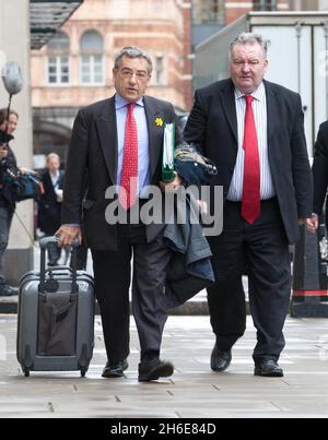 L'ex deputato laburista Jim Divine arriva all'Old Bailey di Londra questa mattina per la sua condanna per false spese. Foto Stock