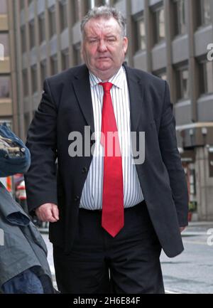 L'ex deputato laburista Jim Divine arriva all'Old Bailey di Londra questa mattina per la sua condanna per false spese. Foto Stock