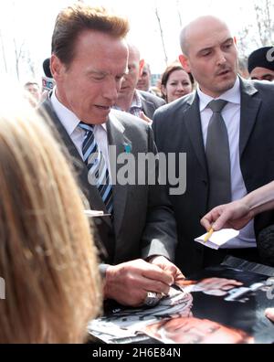 Arnold Schwarzenegger e il sindaco di Londra Boris Johnson fare un giro intorno al municipio dopo che la coppia si è riunita per un incontro per 'scambiare idee' sul trasporto verde. Foto Stock