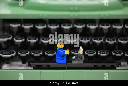 lavoro di lavoratore sul vecchio typerwriter di moda Foto Stock