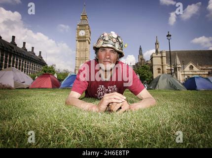 Foto del file datata: 01/06/07. Brian Haw, il manifestante della pace, ha ritratto al suo campo di Westminster alla vigilia di questo sesto anniversario della sua protesta permanente su Parliament Square, Londra. Una dichiarazione su brianhaw.tv ha detto che l'onorevole Haw ha perso la sua battaglia con il cancro polmonare ieri. Foto Stock