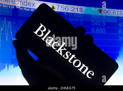 14 novembre 2021, Brasile: In questa illustrazione la foto mostra il logo Blackstone Group L.P. sullo schermo di uno smartphone e un grafico del mercato azionario sullo sfondo. (Credit Image: © Rafael Henrique/SOPA Images via ZUMA Press Wire) Foto Stock