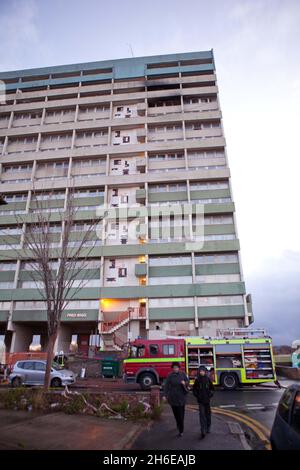 Fred Wigg Casa in Leytonstone dove un fuoco è scoppiato dopo madre-di-cinque Shipa Begum aveva lasciato i capelli raddrizzatori su un letto causando un fuoco per rompere in appartamento. Gli equipaggi hanno combattuto per quasi cinque ore per spegnere le fiamme mentre i residenti, alcuni a piedi nudi e in pantaloncini e T-shirt, guardavano. Due donne sono state ricoverate in ospedale, una con ipotermia e una con problemi respiratori. Un terzo paziente è stato trattato sulla scena. Foto Stock