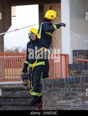 Vigili del fuoco a Fred Wigg House a Leytonstone dove un fuoco è scoppiato dopo madre-di-cinque Shipa Begum aveva lasciato i capelli raddrizzatori su un letto causando un fuoco per rompersi nell'appartamento. Gli equipaggi hanno combattuto per quasi cinque ore per spegnere le fiamme mentre i residenti, alcuni a piedi nudi e in pantaloncini e T-shirt, guardavano. Due donne sono state ricoverate in ospedale, una con ipotermia e una con problemi respiratori. Un terzo paziente è stato trattato sulla scena. Foto Stock