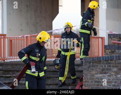 Vigili del fuoco a Fred Wigg House a Leytonstone dove un fuoco è scoppiato dopo madre-di-cinque Shipa Begum aveva lasciato i capelli raddrizzatori su un letto causando un fuoco per rompersi nell'appartamento. Gli equipaggi hanno combattuto per quasi cinque ore per spegnere le fiamme mentre i residenti, alcuni a piedi nudi e in pantaloncini e T-shirt, guardavano. Due donne sono state ricoverate in ospedale, una con ipotermia e una con problemi respiratori. Un terzo paziente è stato trattato sulla scena. Foto Stock