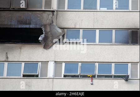 Fred Wigg Casa in Leytonstone dove un fuoco è scoppiato dopo madre-di-cinque Shipa Begum aveva lasciato i capelli raddrizzatori su un letto causando un fuoco per rompere in appartamento. Gli equipaggi hanno combattuto per quasi cinque ore per spegnere le fiamme mentre i residenti, alcuni a piedi nudi e in pantaloncini e T-shirt, guardavano. Due donne sono state ricoverate in ospedale, una con ipotermia e una con problemi respiratori. Un terzo paziente è stato trattato sulla scena. Foto Stock