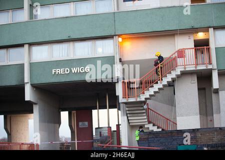 Fred Wigg Casa in Leytonstone dove un fuoco è scoppiato dopo madre-di-cinque Shipa Begum aveva lasciato i capelli raddrizzatori su un letto causando un fuoco per rompere in appartamento. Gli equipaggi hanno combattuto per quasi cinque ore per spegnere le fiamme mentre i residenti, alcuni a piedi nudi e in pantaloncini e T-shirt, guardavano. Due donne sono state ricoverate in ospedale, una con ipotermia e una con problemi respiratori. Un terzo paziente è stato trattato sulla scena. Foto Stock