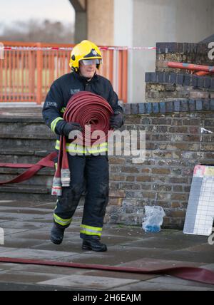 Vigili del fuoco a Fred Wigg House a Leytonstone dove un fuoco è scoppiato dopo madre-di-cinque Shipa Begum aveva lasciato i capelli raddrizzatori su un letto causando un fuoco per rompersi nell'appartamento. Gli equipaggi hanno combattuto per quasi cinque ore per spegnere le fiamme mentre i residenti, alcuni a piedi nudi e in pantaloncini e T-shirt, guardavano. Due donne sono state ricoverate in ospedale, una con ipotermia e una con problemi respiratori. Un terzo paziente è stato trattato sulla scena. Foto Stock