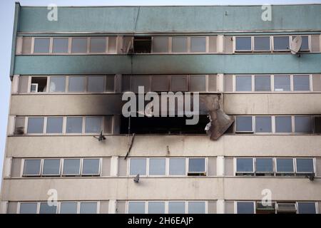 Fred Wigg Casa in Leytonstone dove un fuoco è scoppiato dopo madre-di-cinque Shipa Begum aveva lasciato i capelli raddrizzatori su un letto causando un fuoco per rompere in appartamento. Gli equipaggi hanno combattuto per quasi cinque ore per spegnere le fiamme mentre i residenti, alcuni a piedi nudi e in pantaloncini e T-shirt, guardavano. Due donne sono state ricoverate in ospedale, una con ipotermia e una con problemi respiratori. Un terzo paziente è stato trattato sulla scena. Foto Stock