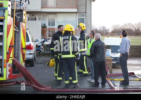 Vigili del fuoco a Fred Wigg House a Leytonstone dove un fuoco è scoppiato dopo madre-di-cinque Shipa Begum aveva lasciato i capelli raddrizzatori su un letto causando un fuoco per rompersi nell'appartamento. Gli equipaggi hanno combattuto per quasi cinque ore per spegnere le fiamme mentre i residenti, alcuni a piedi nudi e in pantaloncini e T-shirt, guardavano. Due donne sono state ricoverate in ospedale, una con ipotermia e una con problemi respiratori. Un terzo paziente è stato trattato sulla scena. Foto Stock