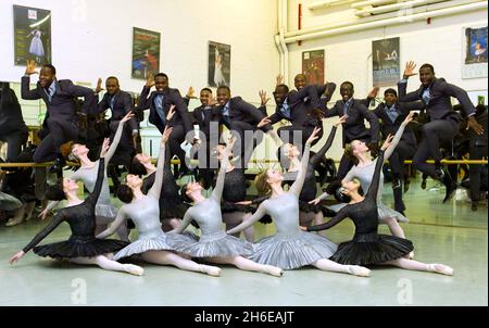 I ballerini e i ballerini del National Ballet inglese si posano insieme agli studi del National Ballet inglese di Londra, per mostrare la loro prossima collaborazione del 2012 che unisce Street dance, acrobazie e balletto. Foto Stock