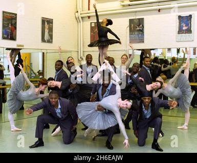 I ballerini e i ballerini del National Ballet inglese si posano insieme agli studi del National Ballet inglese di Londra, per mostrare la loro prossima collaborazione del 2012 che unisce Street dance, acrobazie e balletto. Foto Stock